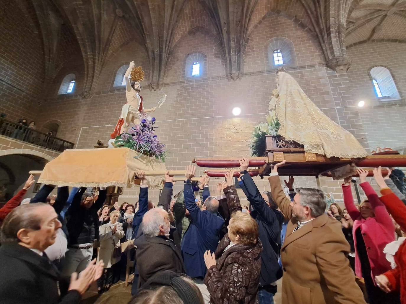El reencuentro fue igual de hermoso dentro de la Iglesia