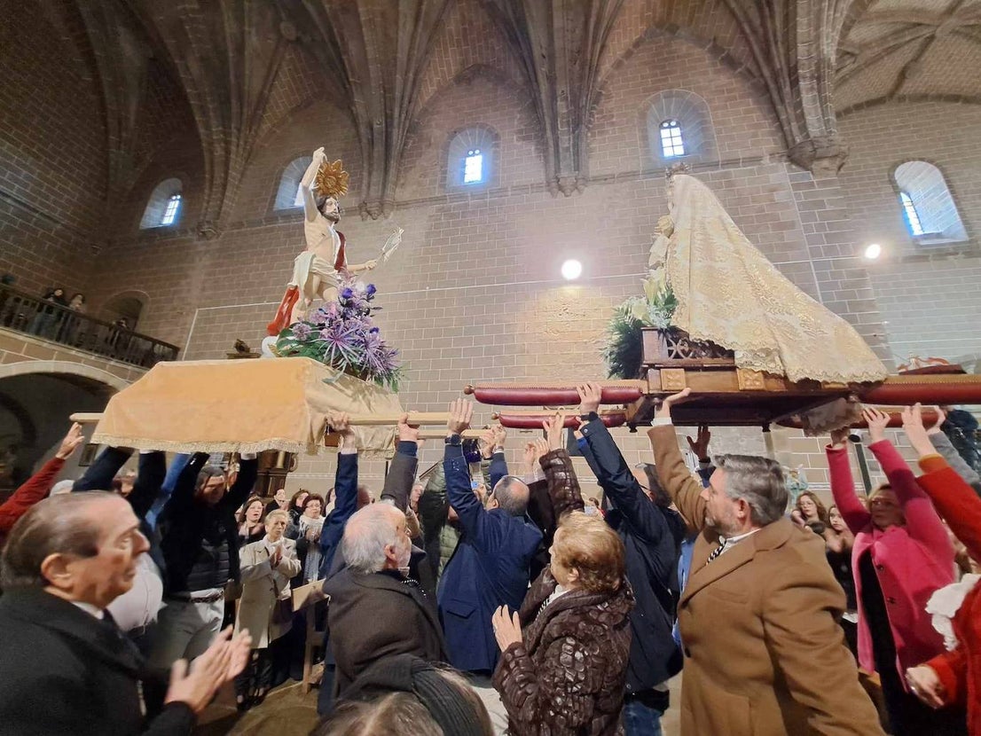 El reencuentro fue igual de hermoso dentro de la Iglesia