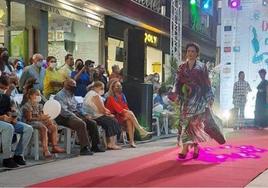 Desfile de modelos en plena calle.