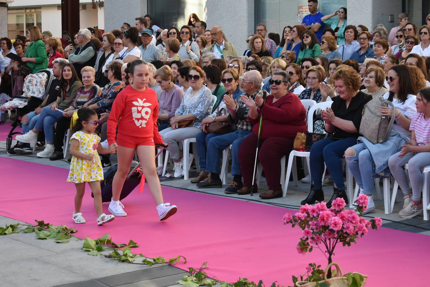 FOTOS: Éxito rotundo del desfile &#039;Miajadas está de moda&#039; (1ª parte)