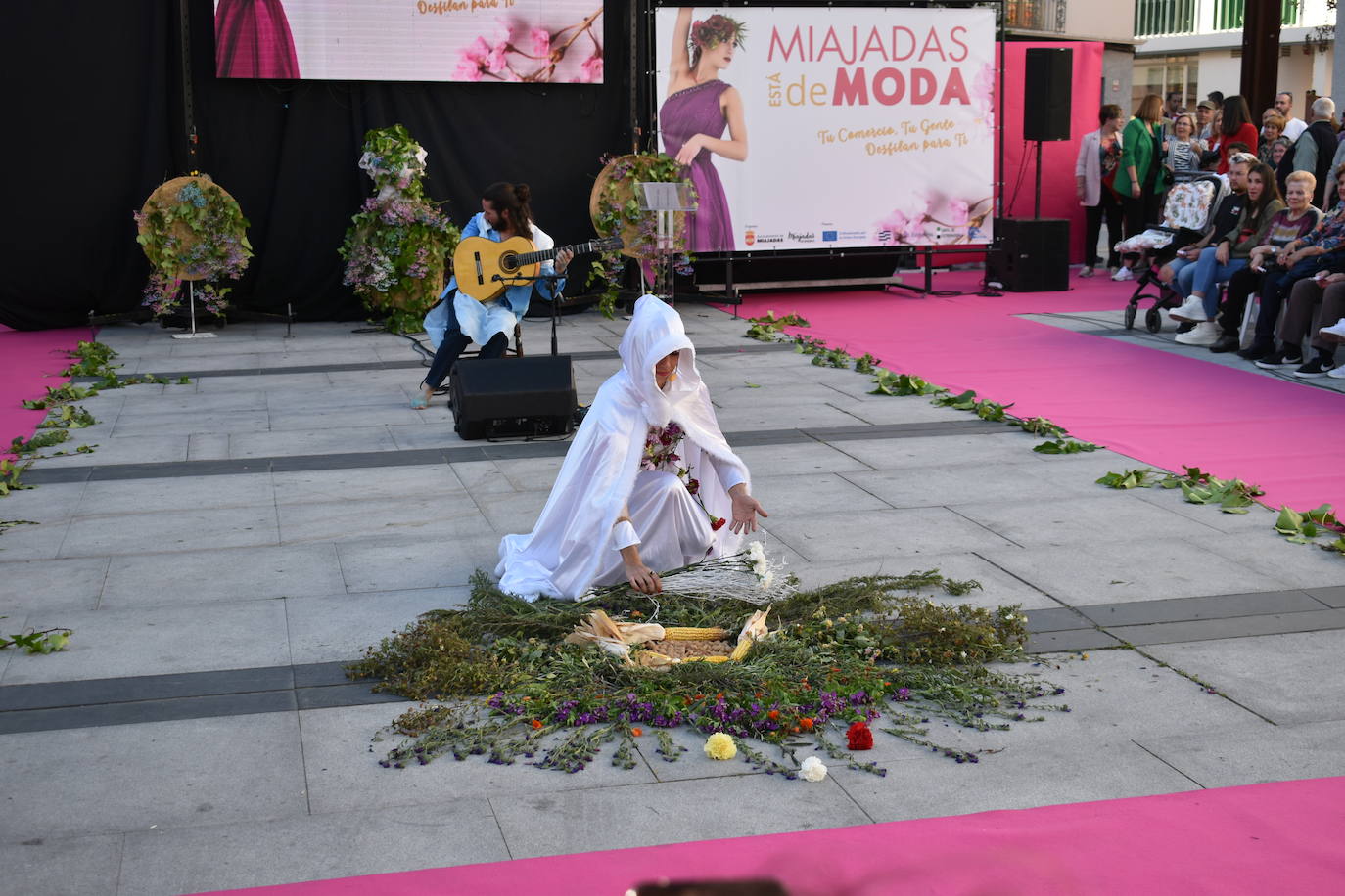 FOTOS: Éxito rotundo del desfile &#039;Miajadas está de moda&#039; (1ª parte)
