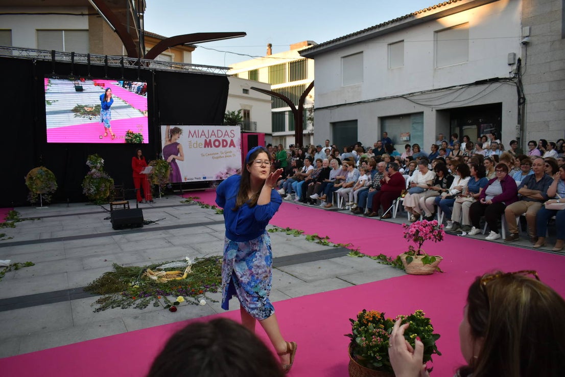 FOTOS: 'Miajadas está de moda… y de fiesta' con los mejores diseños para eventos (2ª parte)