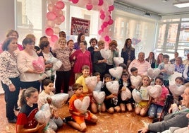 El centro de mayores organizó el acto de entrega de 'Corazones Solidarios'