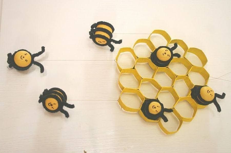 Los peques de la ludoteca participan en la semana de la abeja