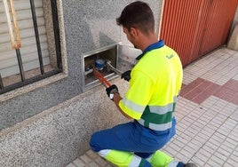 Un operario de Aqualia cambia un contador.