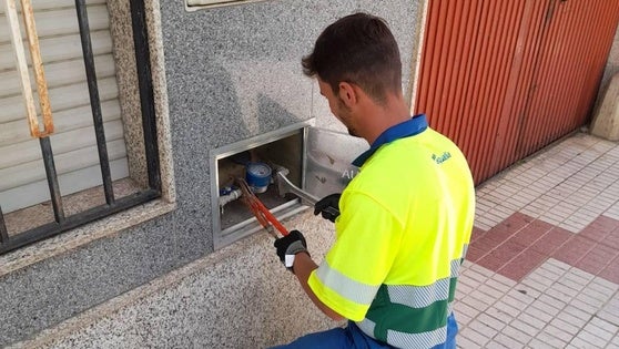 Aqualia renueva el parque de contadores de agua en Miajadas, Alonso de Ojeda y Casar de Miajadas