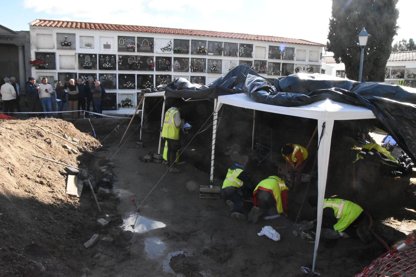 Trabajos realizados en las fosas comunes en el cementerio de Miajadas en 2022.