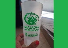 La asociación Miajadas Incluye ofrece vasos solidarios para el festival de música 'Miajadas Gastrofest'