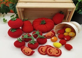 Tejiendo frutas y verduras en la Feria Agroalimentaria del capital del tomate