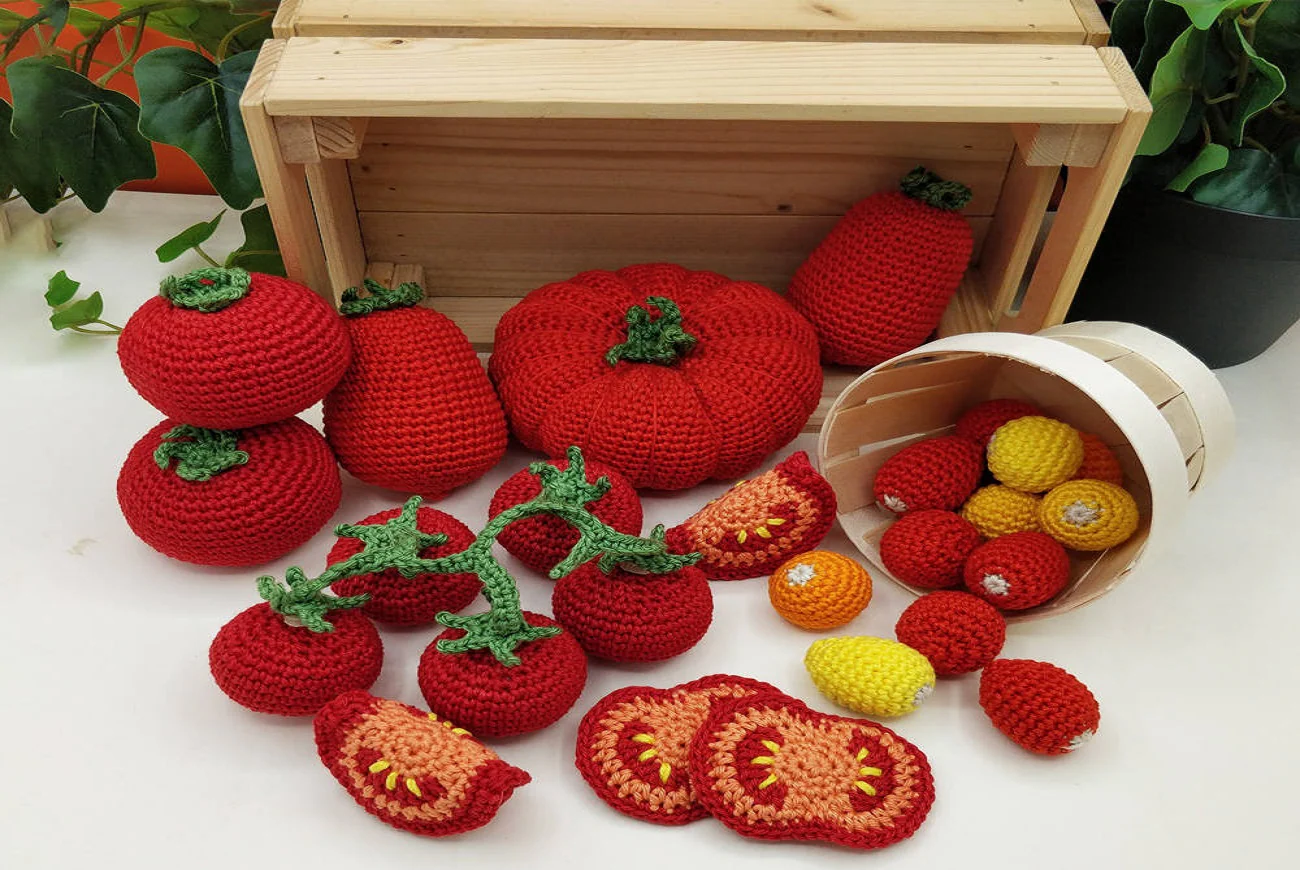 Tejiendo frutas y verduras en la Feria Agroalimentaria del capital del tomate