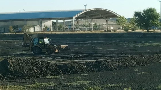 Los operarios proceden a limpiar el cieno retirado de la Laguna Nueva