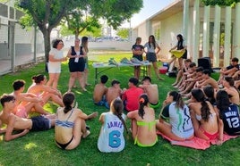 Pequeños y adolescentes participan en la Gymkana Ominira en pro de la igualdad