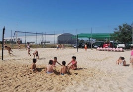 Los pequeños de la AD Voleibol disfrutan de su escuela de verano