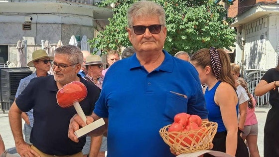 Un tomate de 1,558 kg gana la categoría de mayor peso en Miajadas