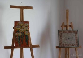 Dos de las obras expuestas en el Palacio Obispo Solís de Miajadas.