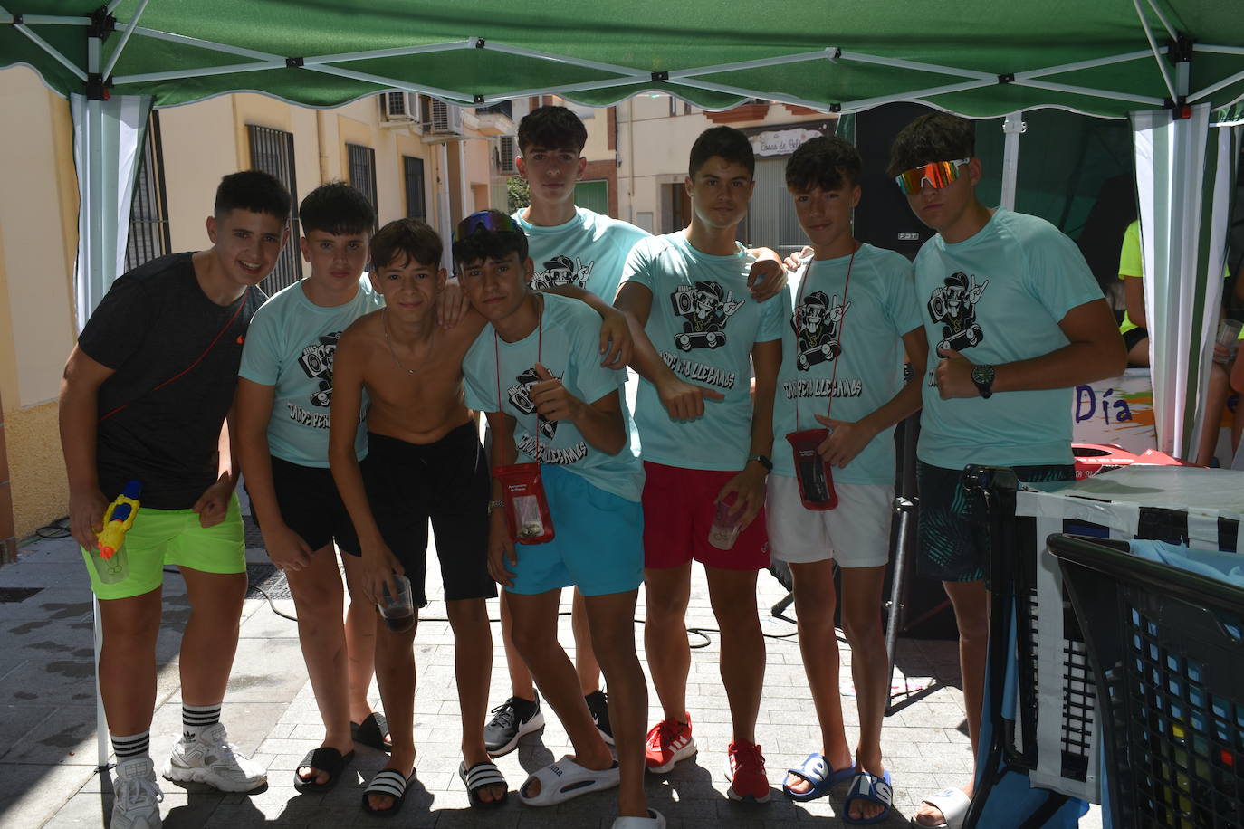 Fotos: Las peñas reinan en la Feria de día