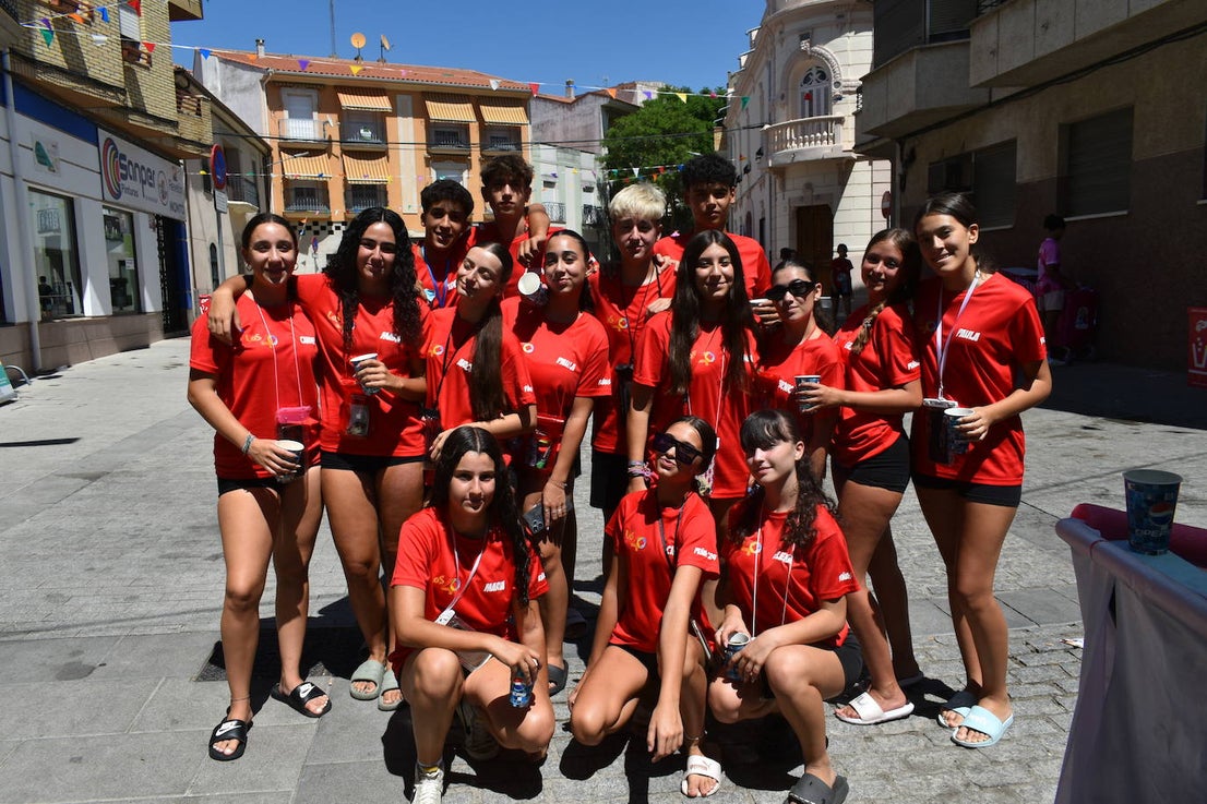 Fotos: Las peñas reinan en la Feria de día
