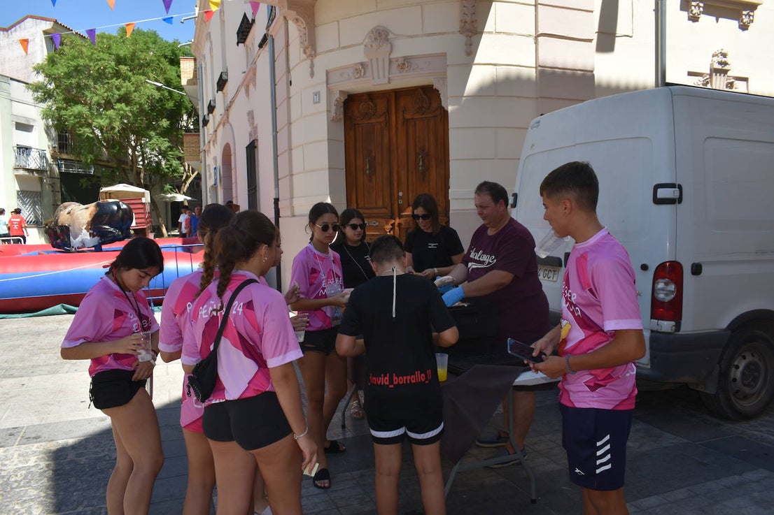 Fotos: Las peñas reinan en la Feria de día