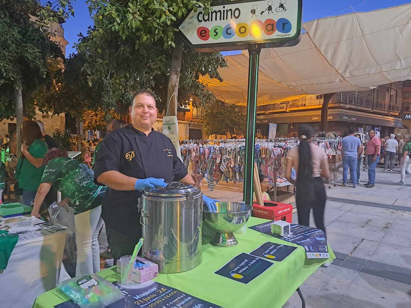 Jesús M. Pintado, junto al stand de ELA Extremadura, ofreció zumos solidarios durante la 'Shopping night' de Miajadas.