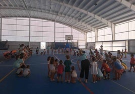 Los pequeños miajadeños del campamento de verano despidieron la época estival bailando y con energía para dar la bienvenida al otoño y al nuevo curso escolar con las mismas ganas. El último día de campamento disfrutaron al ritmo de la música, se bañaron por último día en la piscina y disfrutaron con sus compañeros y monitoras