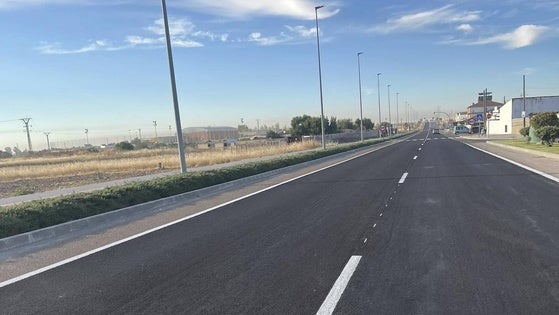 Ya han finalizado los trabajos de asfaltado y pintura vial en la carretera hacia Don Benito