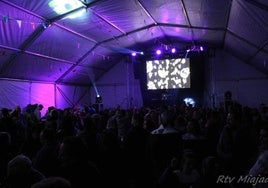 Imagen de la carpa municipal un día festivo.