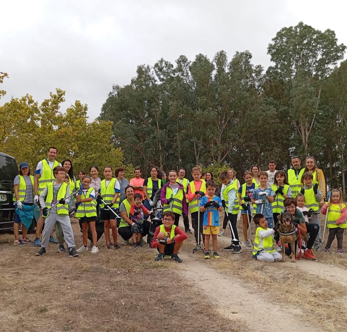 FOTOS: Los vecinos de Miajadas se unen para limpiar su entorno natural