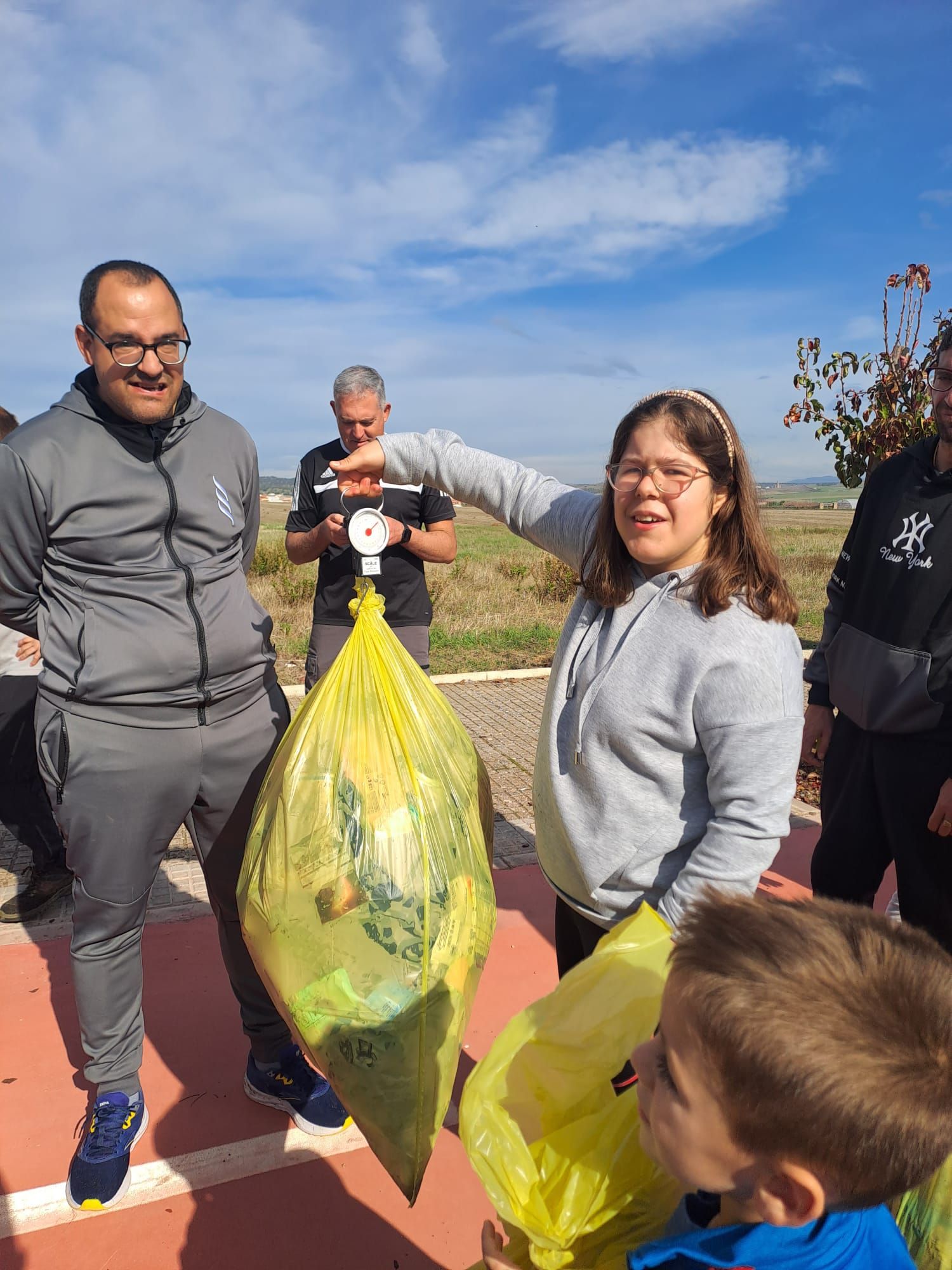 FOTOS: Los vecinos de Miajadas se unen para limpiar su entorno natural