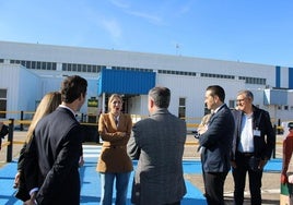 María Guardiola, presidenta de la Junta de Extremadura, junto al alcalde Antonio Díaz y directivos de la empresa.