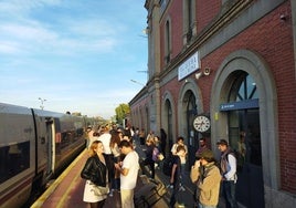 Pasajeros del tren de Extremadura esperando en Talavera de la Reina tras una avería.