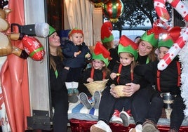 Sus Majestades de Oriente estuvieron acompañados por carrozas de temáticas variadas como violinistas, granjas, cascanueces cocineros, renos, muñecos de jengibre, ángeles, duendes, payasos, magos y personajes de las Mil y una noches que llegaron con ellos desde el Lejano Oriente. Por supuesto, el portal de Belén con la Virgen María, San José y el niño Jesús, escoltados por las antorcheras, encabezaban la comitiva