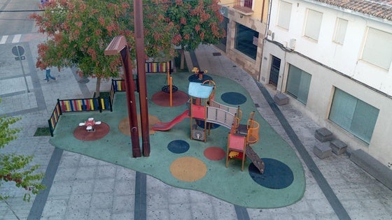 El Ayuntamiento realiza mejoras en la zona de juegos de la Plaza de España