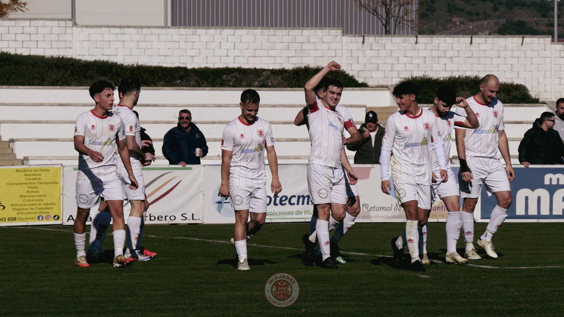 Los jugadores celebran uno de los goles ante el Atlético Veracruz.