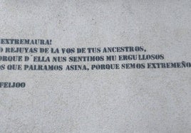 En algunas fachadas de Miajadas hay escritas expresiones que ponen en valor el 'estremeñu'.