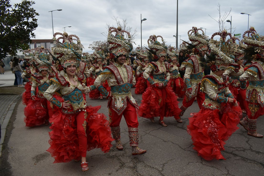 Fotos: Miajadas vive el Carnaval en su gran desfile de comparsas
