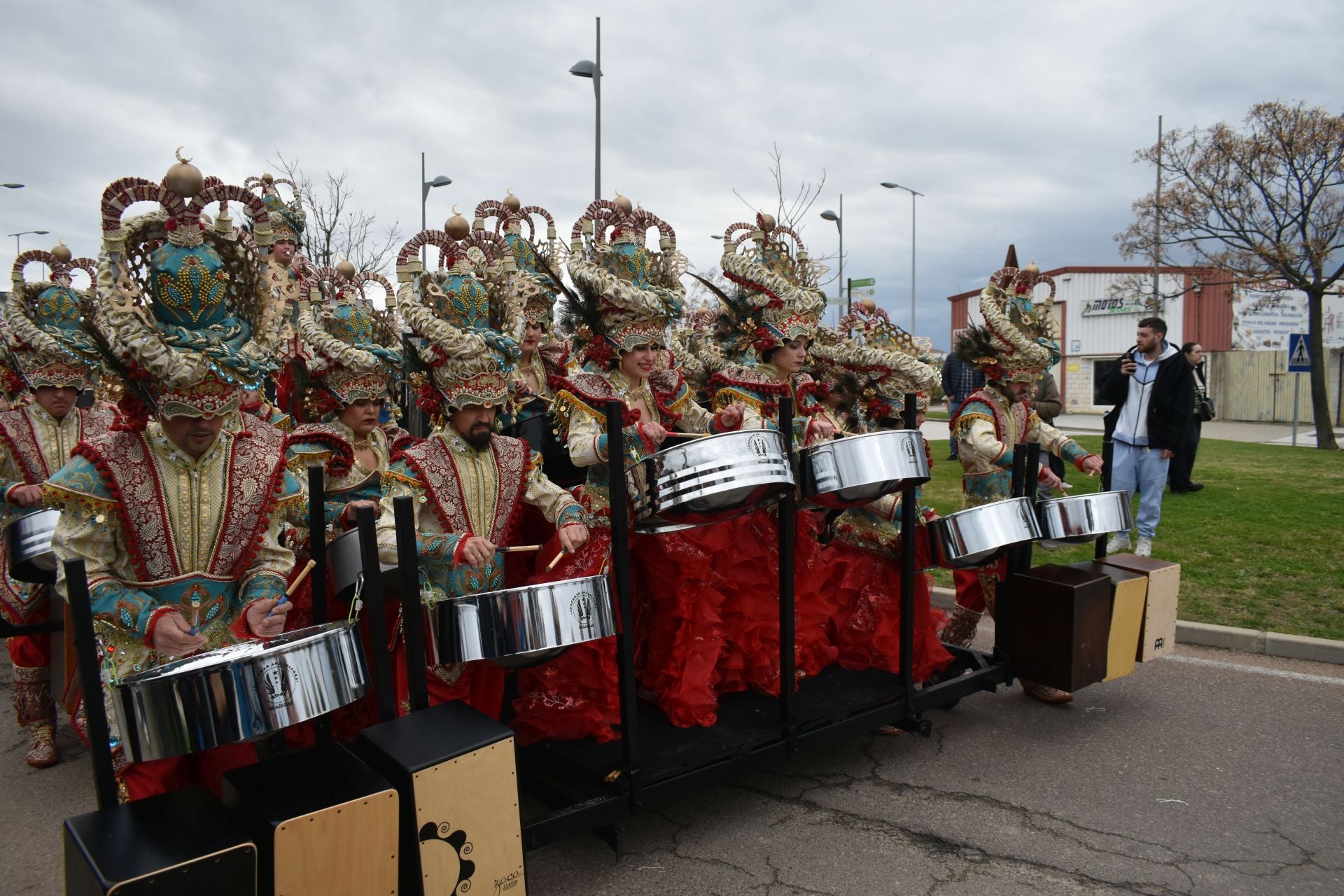 Fotos: Miajadas vive el Carnaval en su gran desfile de comparsas