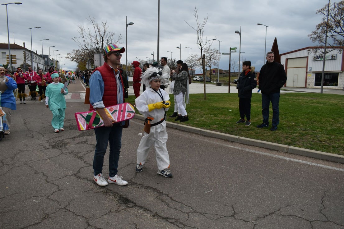 Fotos: Miajadas vive el Carnaval en su gran desfile de comparsas