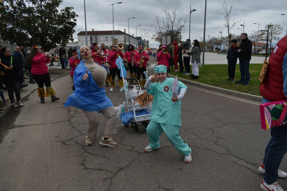 Fotos: Miajadas vive el Carnaval en su gran desfile de comparsas