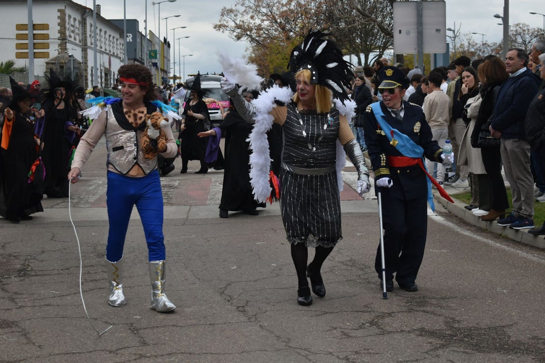 Fotos: Miajadas vive el Carnaval en su gran desfile de comparsas