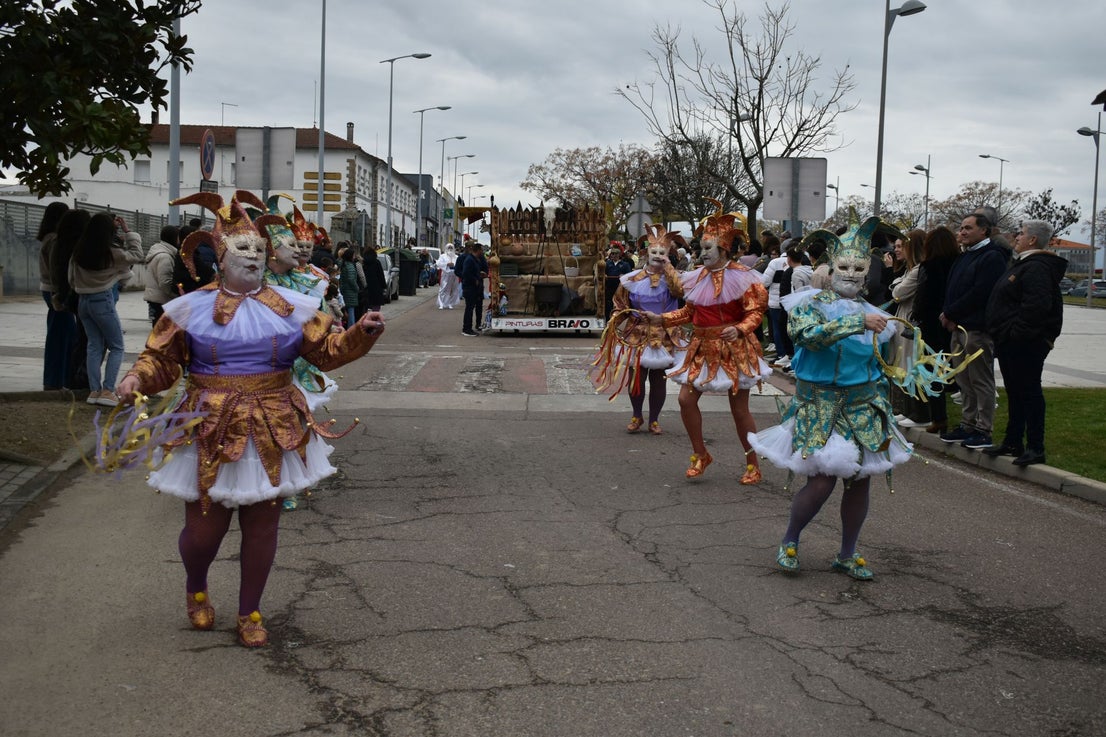 Fotos: Miajadas vive el Carnaval en su gran desfile de comparsas