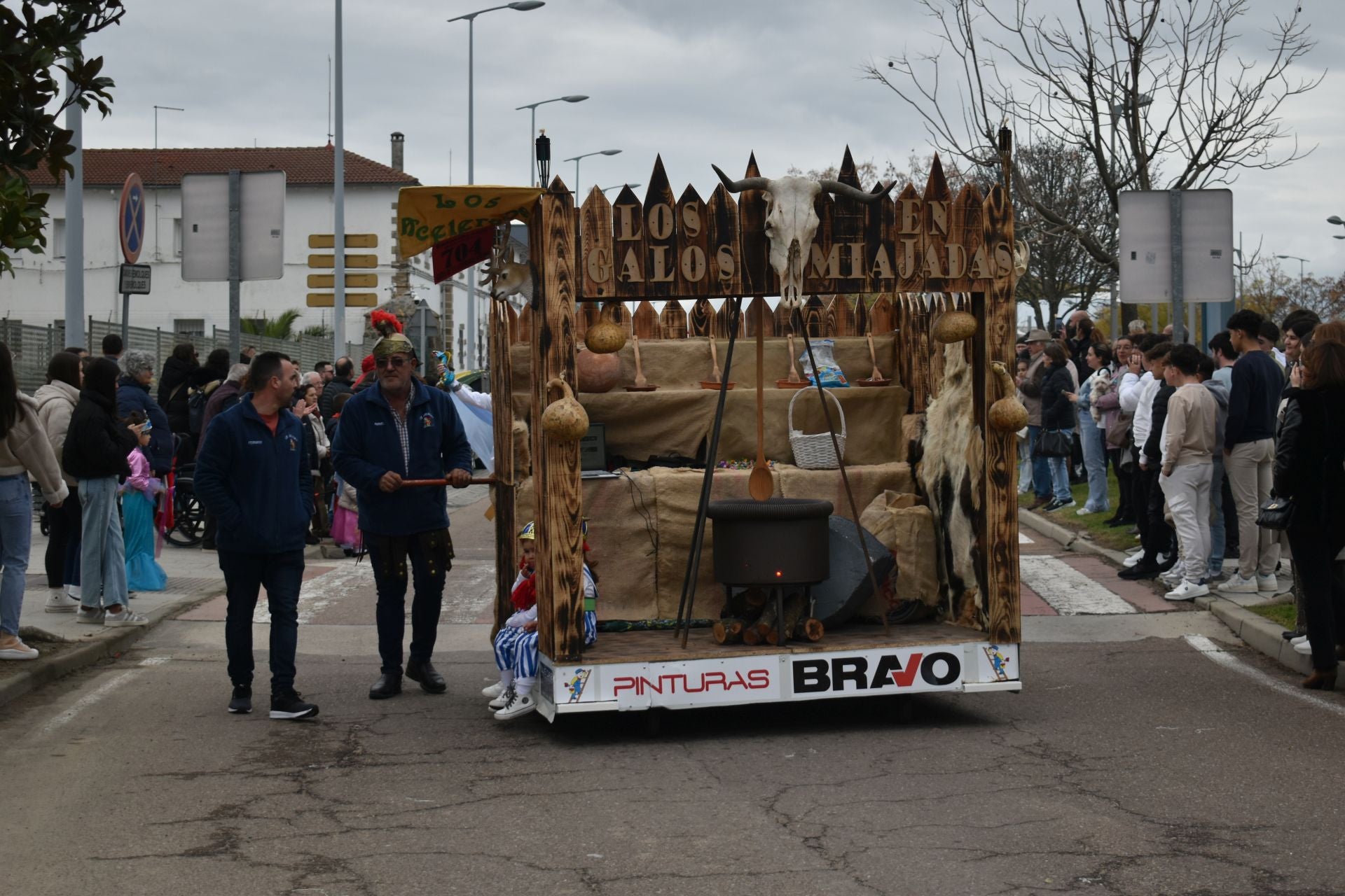 Fotos: Miajadas vive el Carnaval en su gran desfile de comparsas