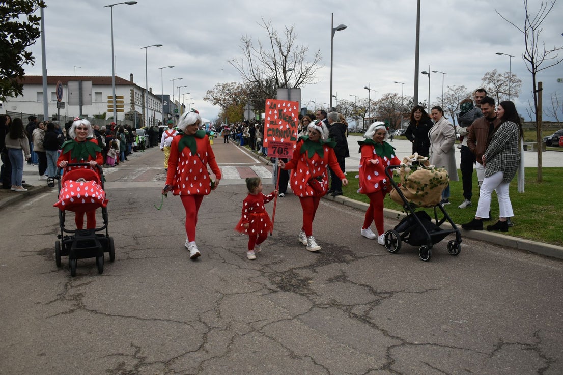 Fotos: Miajadas vive el Carnaval en su gran desfile de comparsas