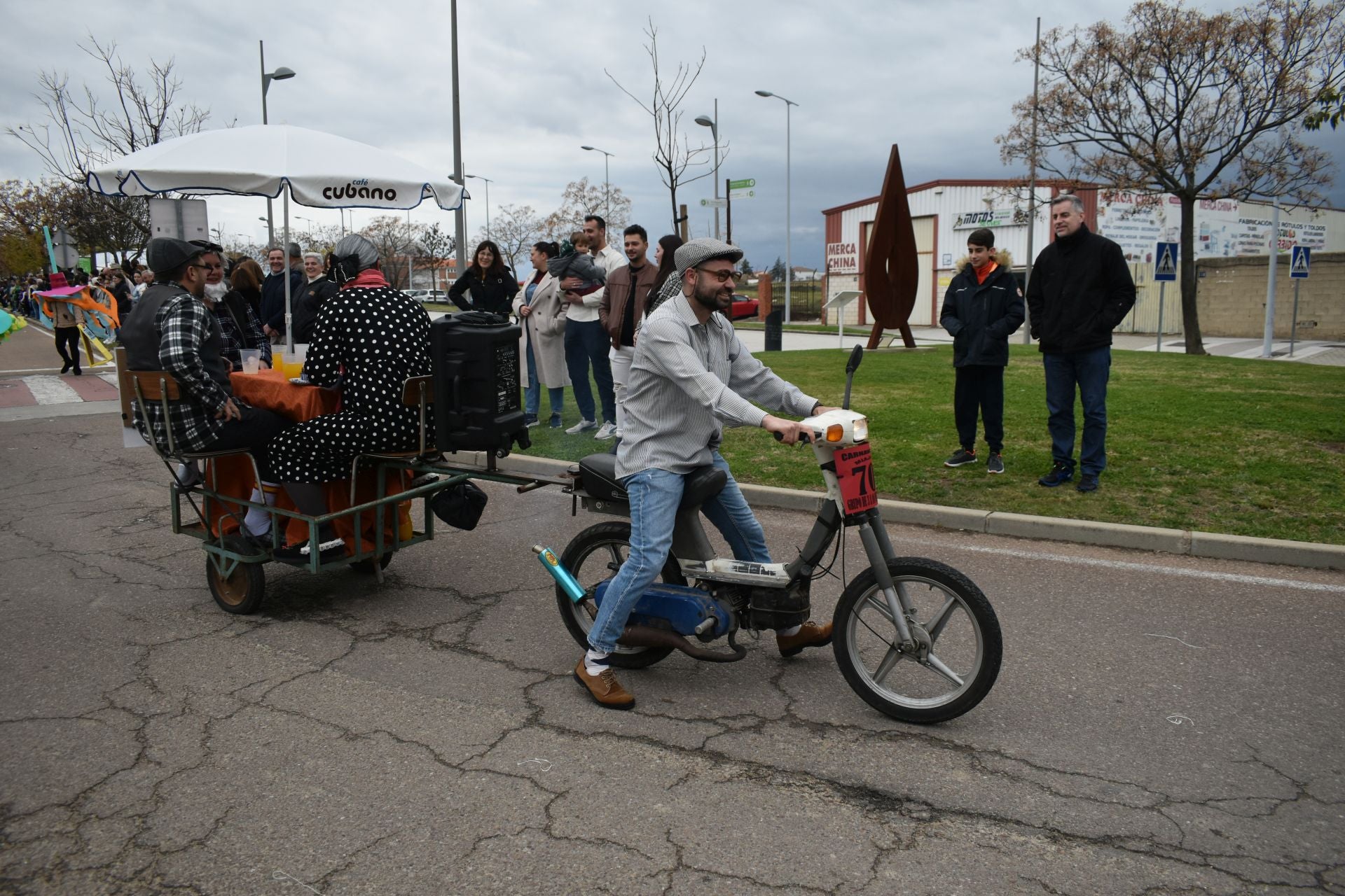 Fotos: Miajadas vive el Carnaval en su gran desfile de comparsas
