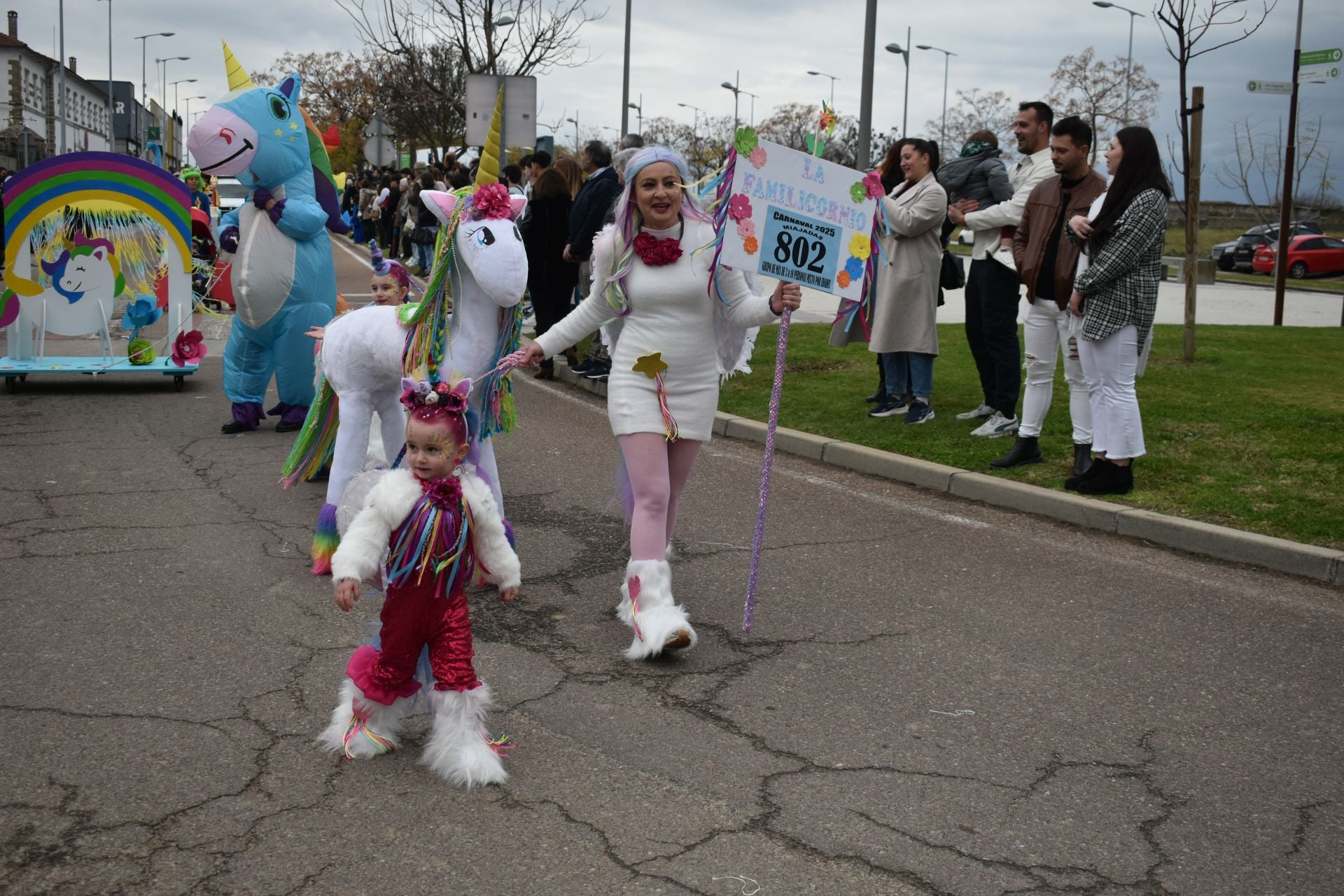 Fotos: Miajadas vive el Carnaval en su gran desfile de comparsas