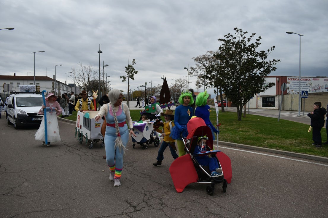 Fotos: Miajadas vive el Carnaval en su gran desfile de comparsas