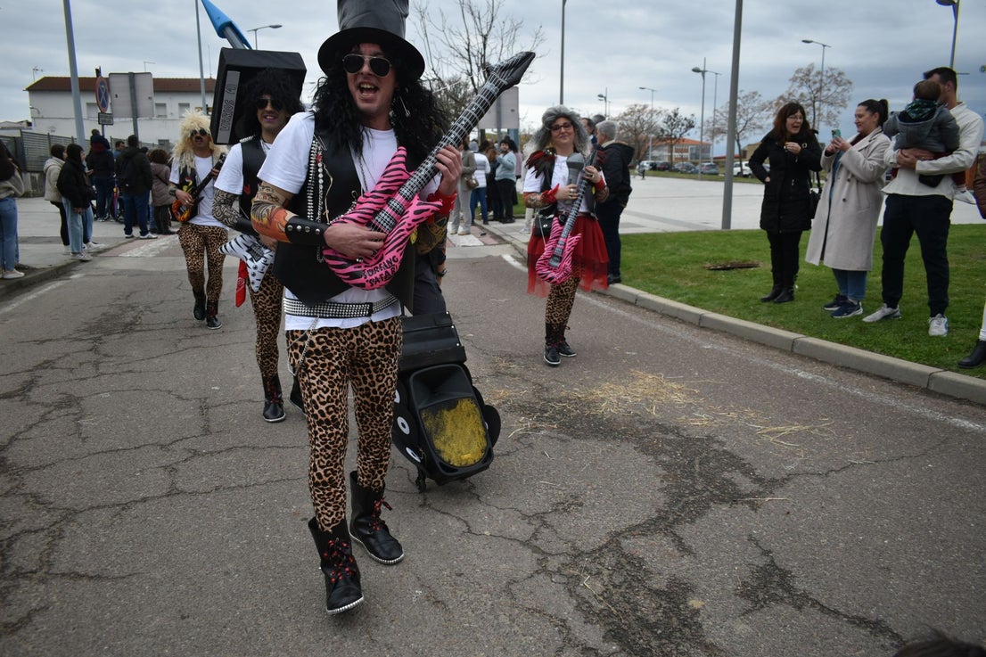 Fotos: Miajadas vive el Carnaval en su gran desfile de comparsas