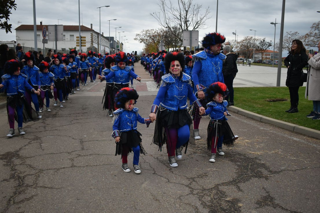 Fotos: Miajadas vive el Carnaval en su gran desfile de comparsas