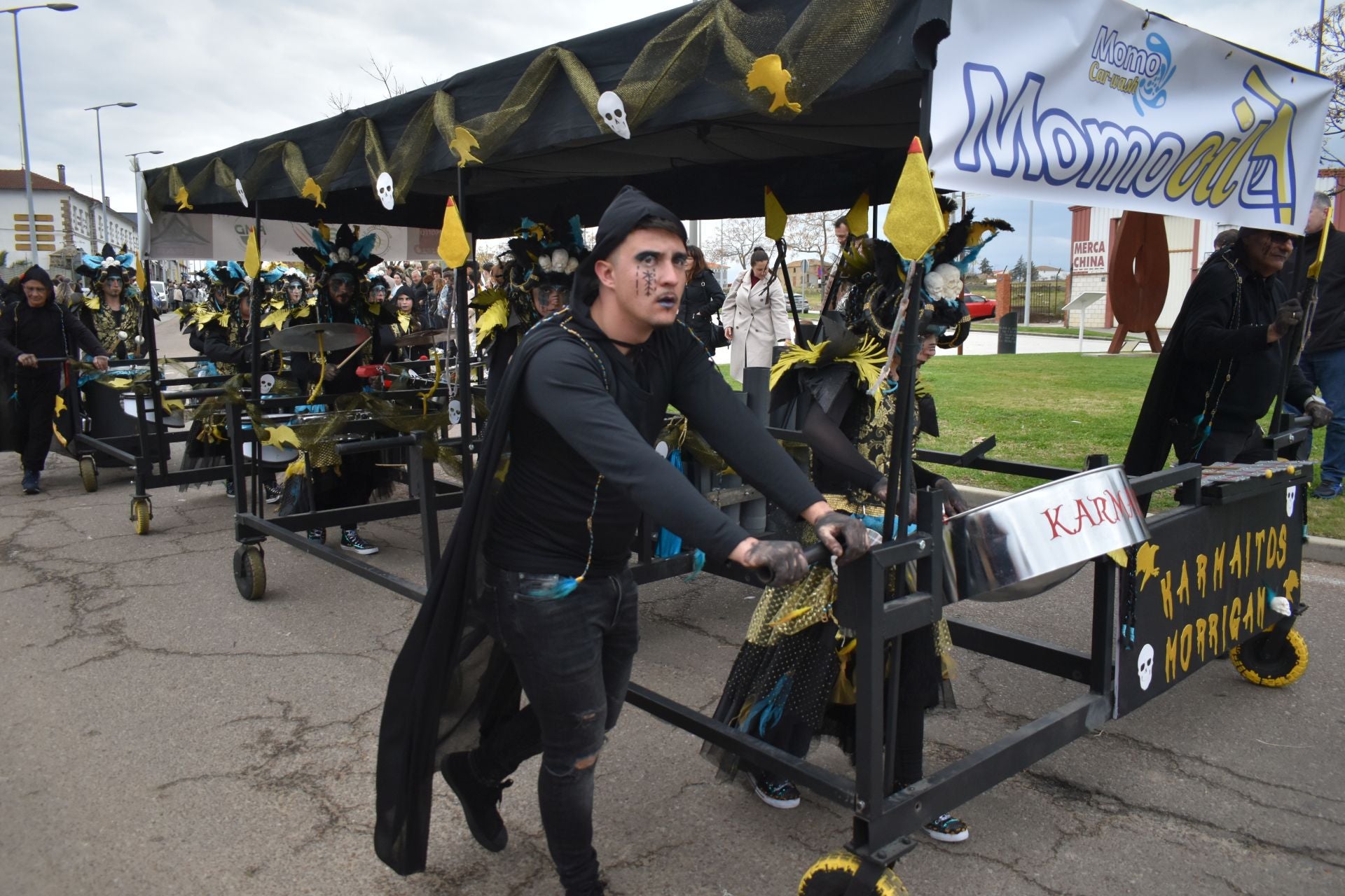 Fotos: Miajadas vive el Carnaval en su gran desfile de comparsas