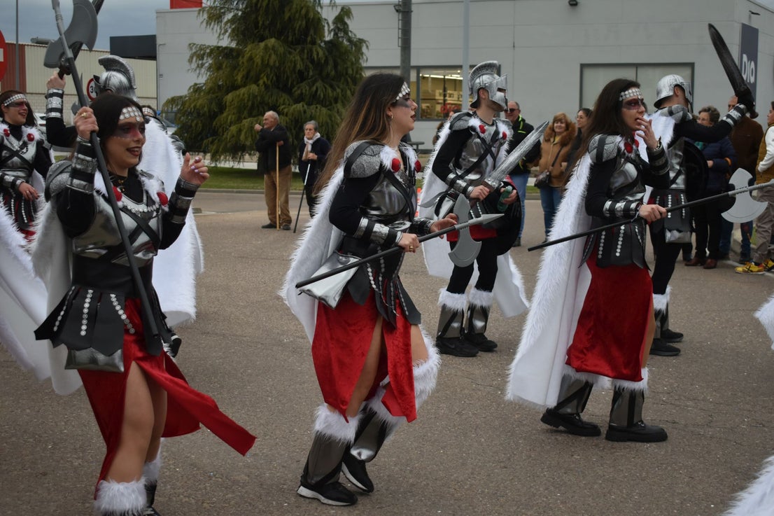 Fotos: Miajadas vive el Carnaval en su gran desfile de comparsas