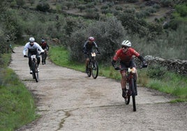 Lo mejor del ciclismo volvió a darse cita en la Titán de los Ríos 2025, una prueba en la que los ciclistas recorrieron los parajes naturales de la zona con Miajadas como epicentro, ya que la carrera comienza y finaliza allí. Los participantes, llegados desde varios puntos de España, no permitieron que las abundantes lluvias les impidieran realizar el hermoso trayecto, aunque el barro sí que hizo que acusaran más el cansancio en los terrenos de campo. Sin embargo, no perdieron la sonrisa ni en los tramos más complicados, como la cuesta de 'El reventón'
